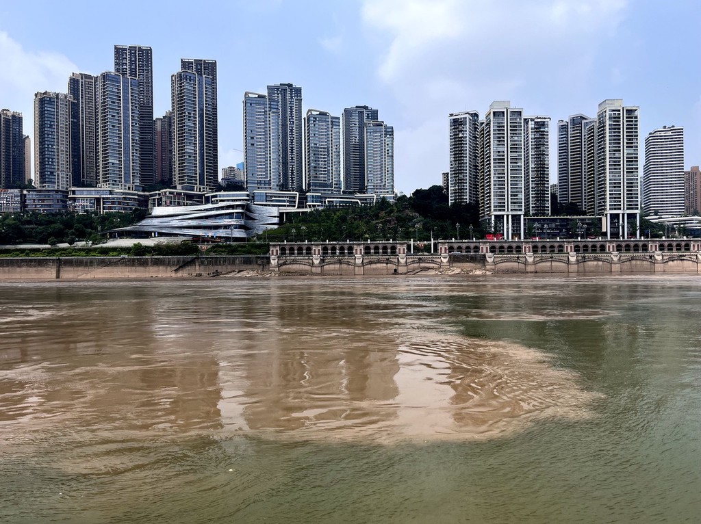 重庆两江交汇现"鸳鸯锅"景观 被侃打太极