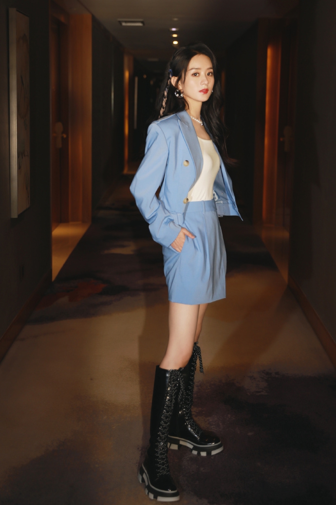 赵丽颖穿浅蓝西装大秀美腿02搭配别致粉蓝编发可甜可酷