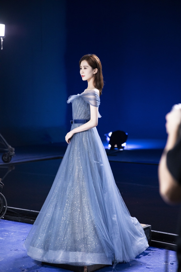 刘诗诗穿一字肩蓝色纱裙仙气飘飘长发披肩优雅美丽