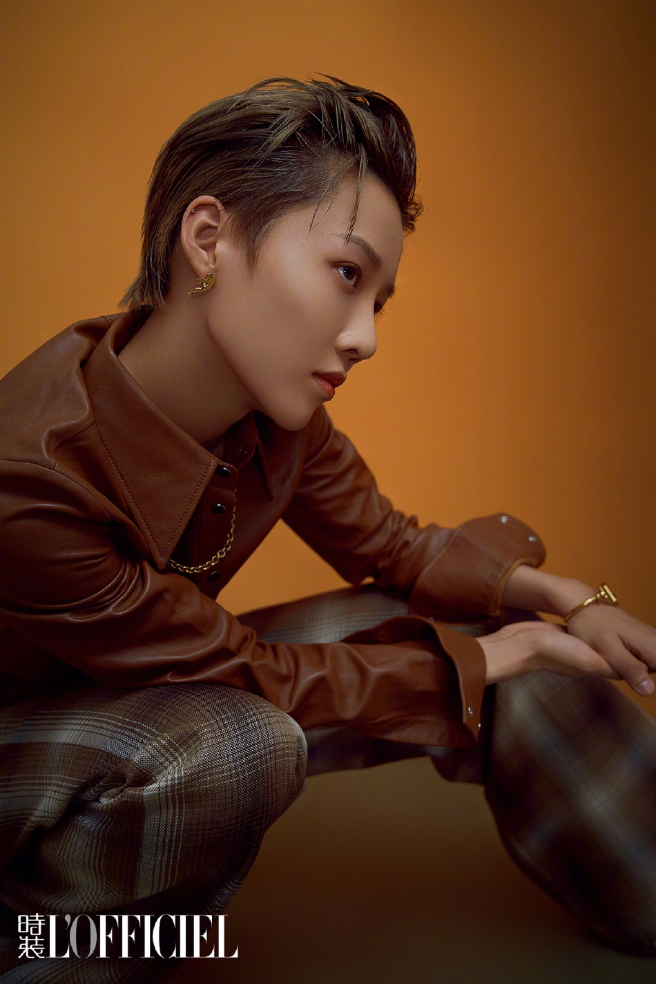 刘雨昕最新封面大片曝光 背头造型配个性耳挂酷炫帅气