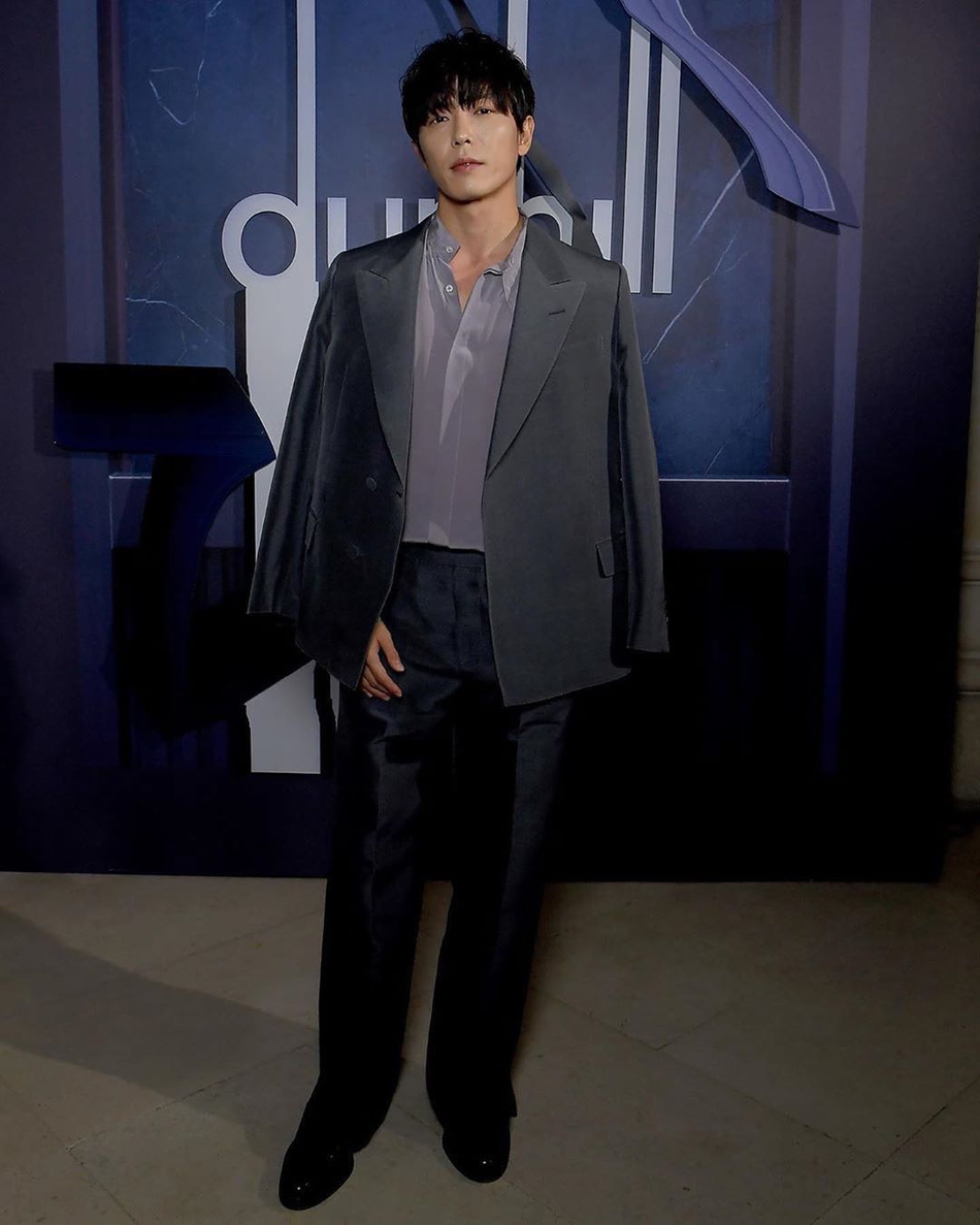 韩国男星金材昱身穿一身雅痞范的衬衫 宽松西装的造型现身dunhill巴黎