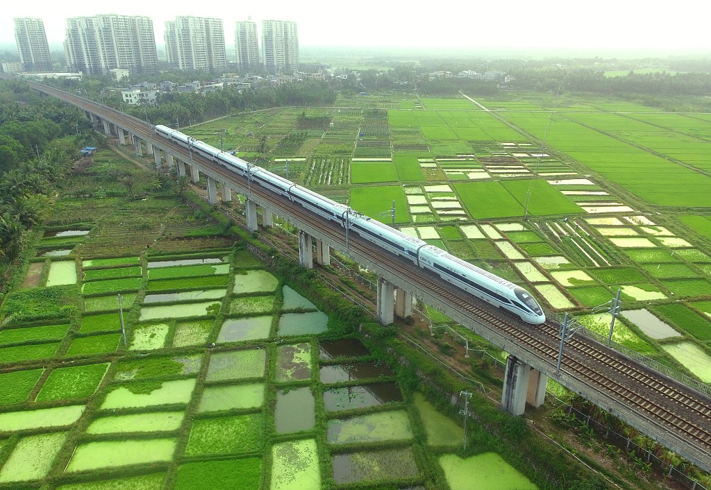 2020年3月17日,海南环岛铁路一列动车从春光明媚的琼海城区经过.
