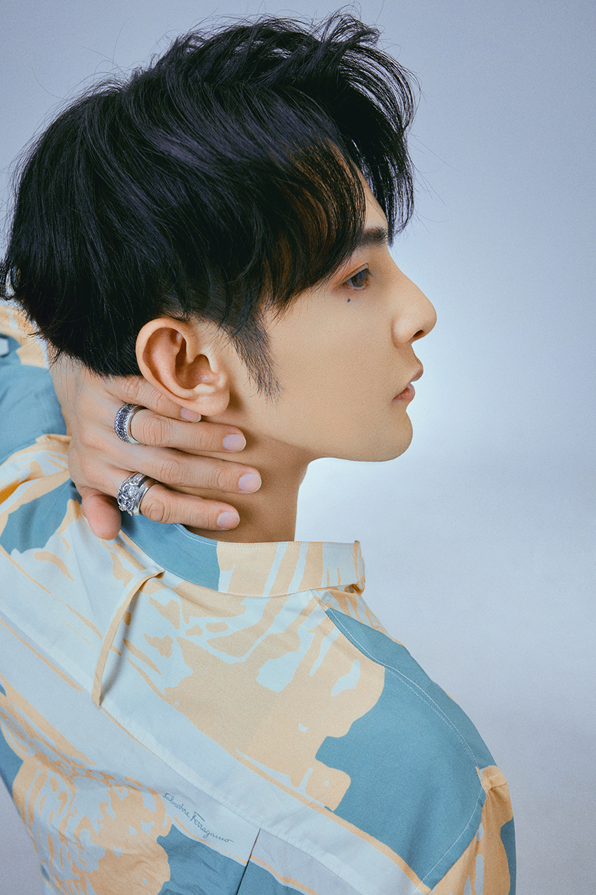 汪东城时尚写真曝光 眼角泪痣瞩目吸睛