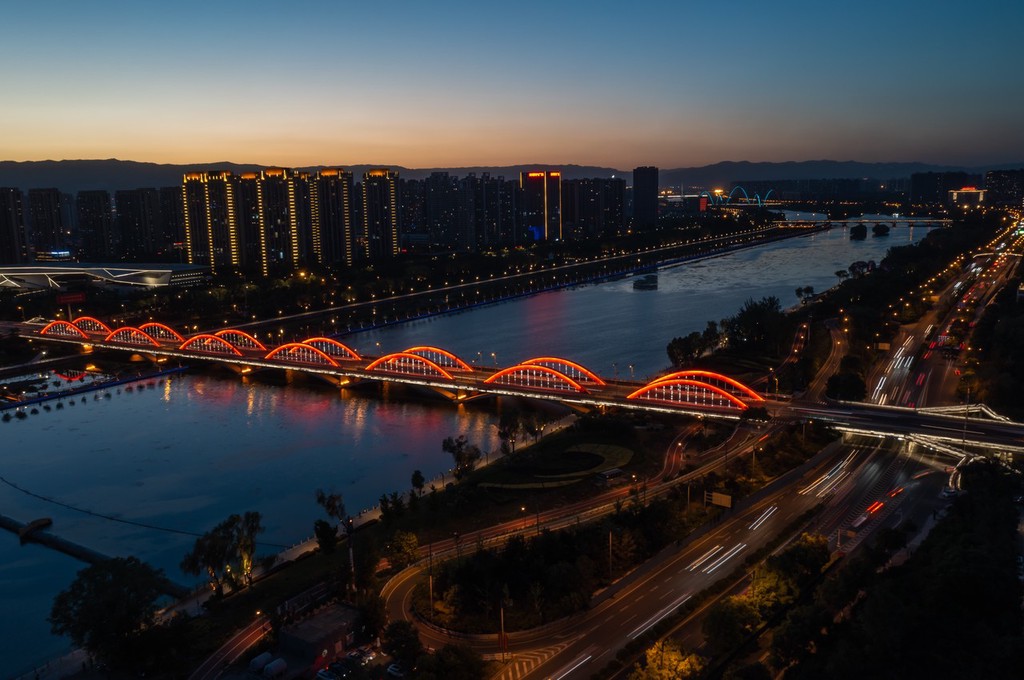 山西太原漪汾桥夜景绚丽