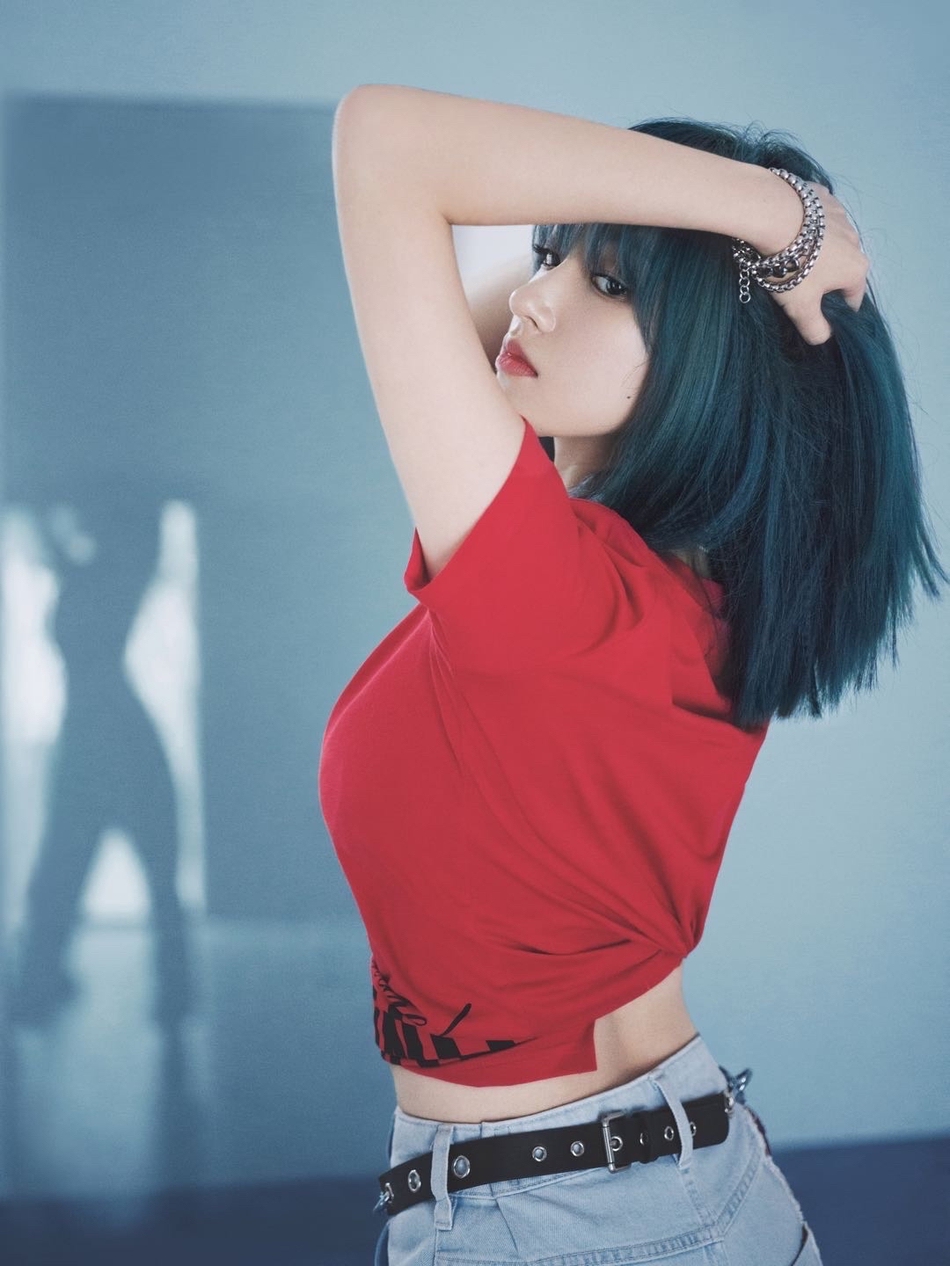 程潇穿红色短上衣秀蛮腰玻璃倒影透露真实身材