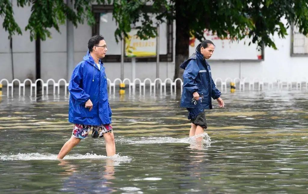 雨天蹚水上班竟会中"毒?听听医生怎么说!