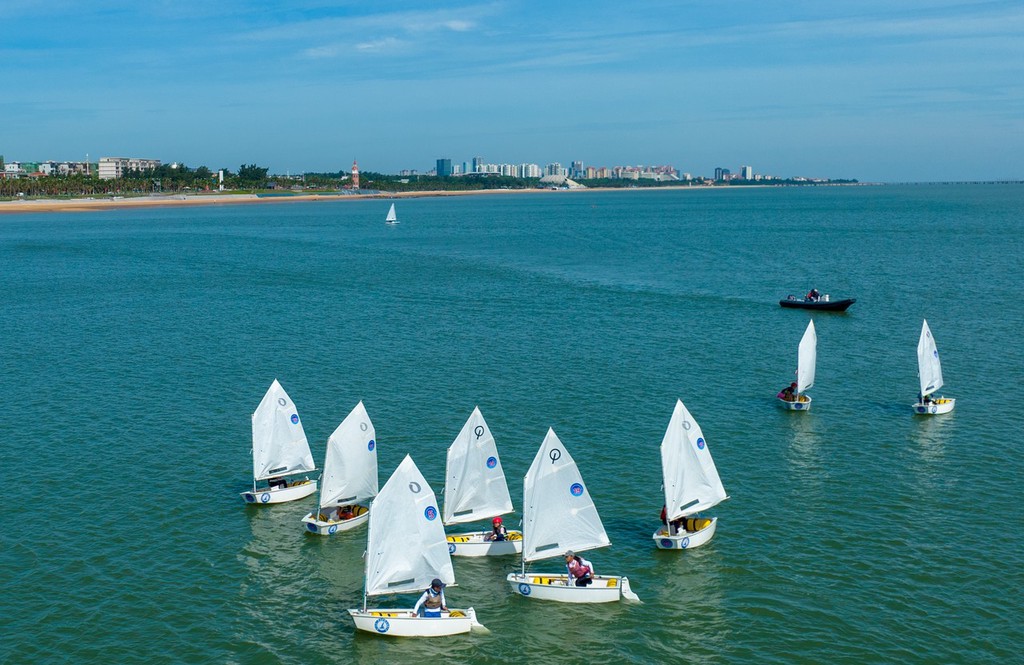 海南帆船帆板公开赛拉开帷幕 运动爱好者扬帆起航