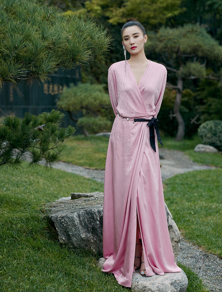宋佳穿粉色长裙精致优雅大秀美腿雪肤