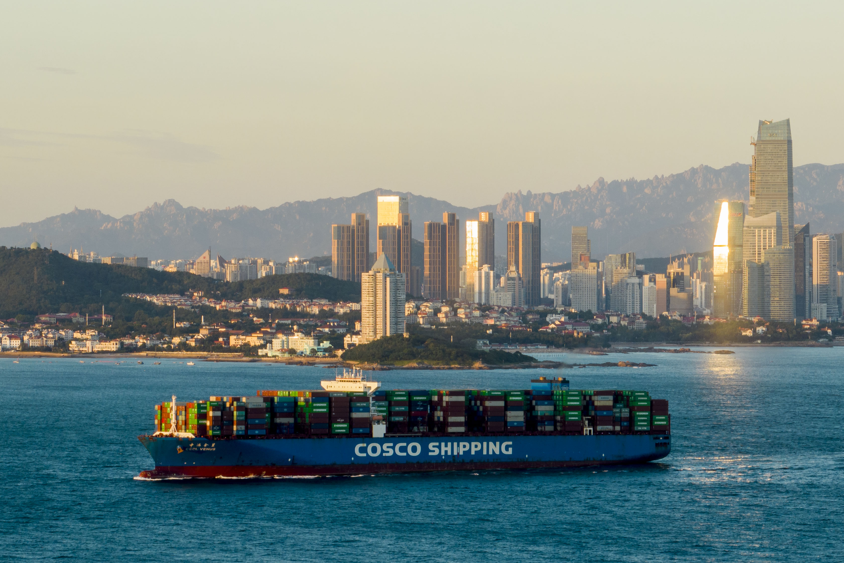 山东青岛:货轮进出港口 航线繁忙有序