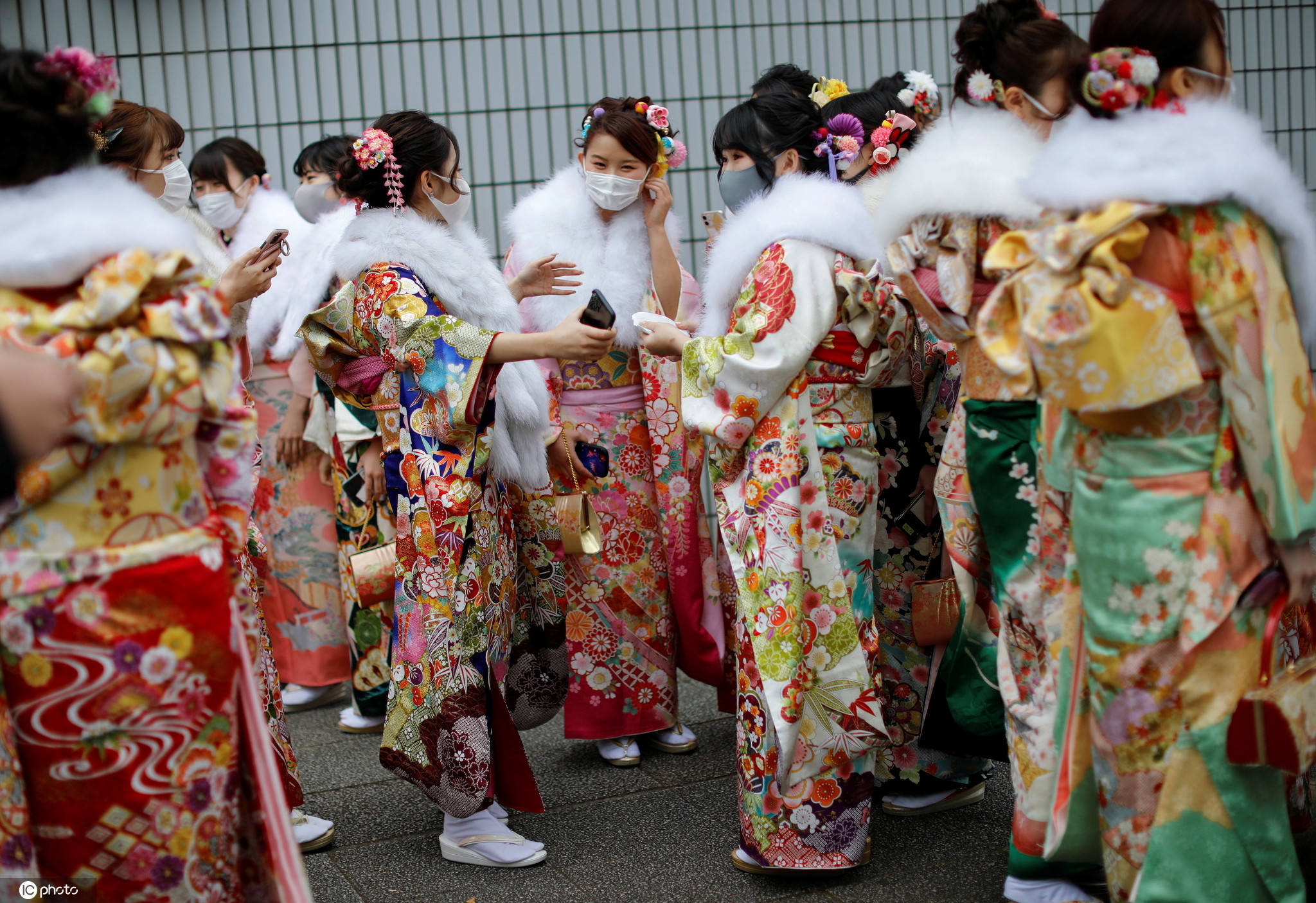 日本多地举行成人礼美女身穿和服参加活动