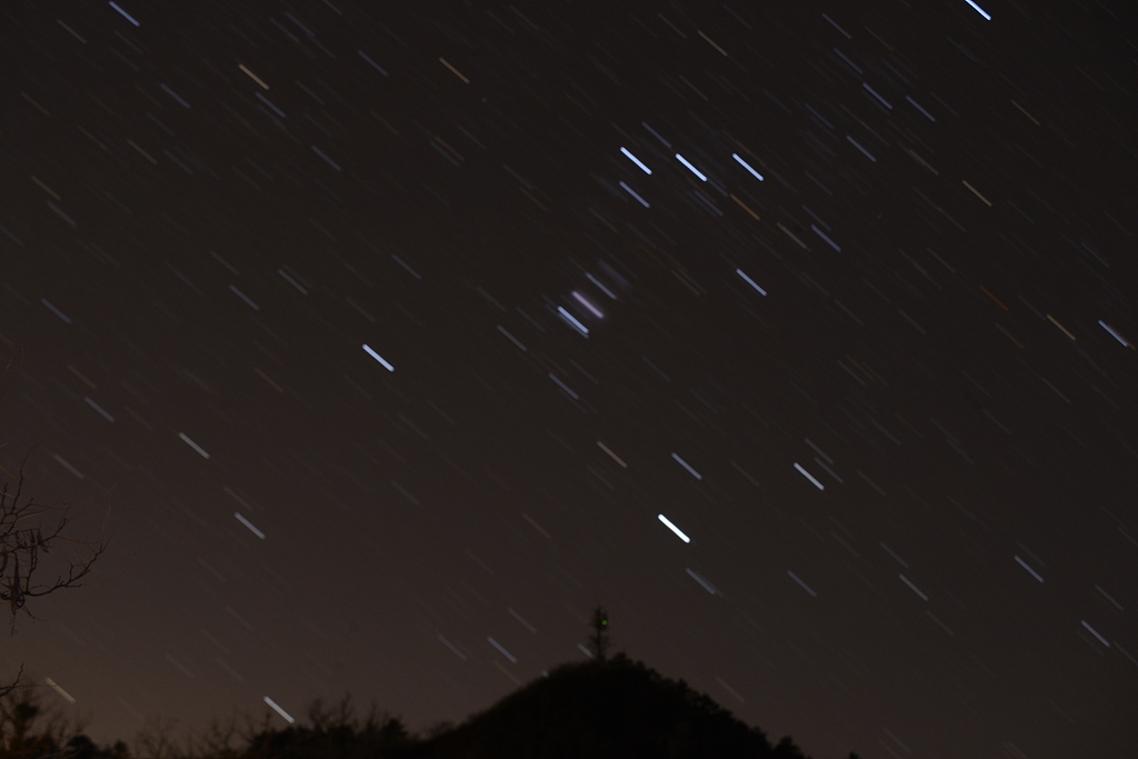 河北承德：流星雨划过长城上空