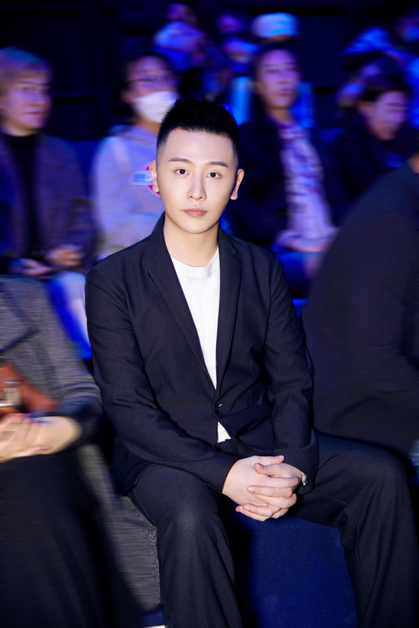 徐泽受邀盖娅传说熊英2021春夏时装发布头排看秀