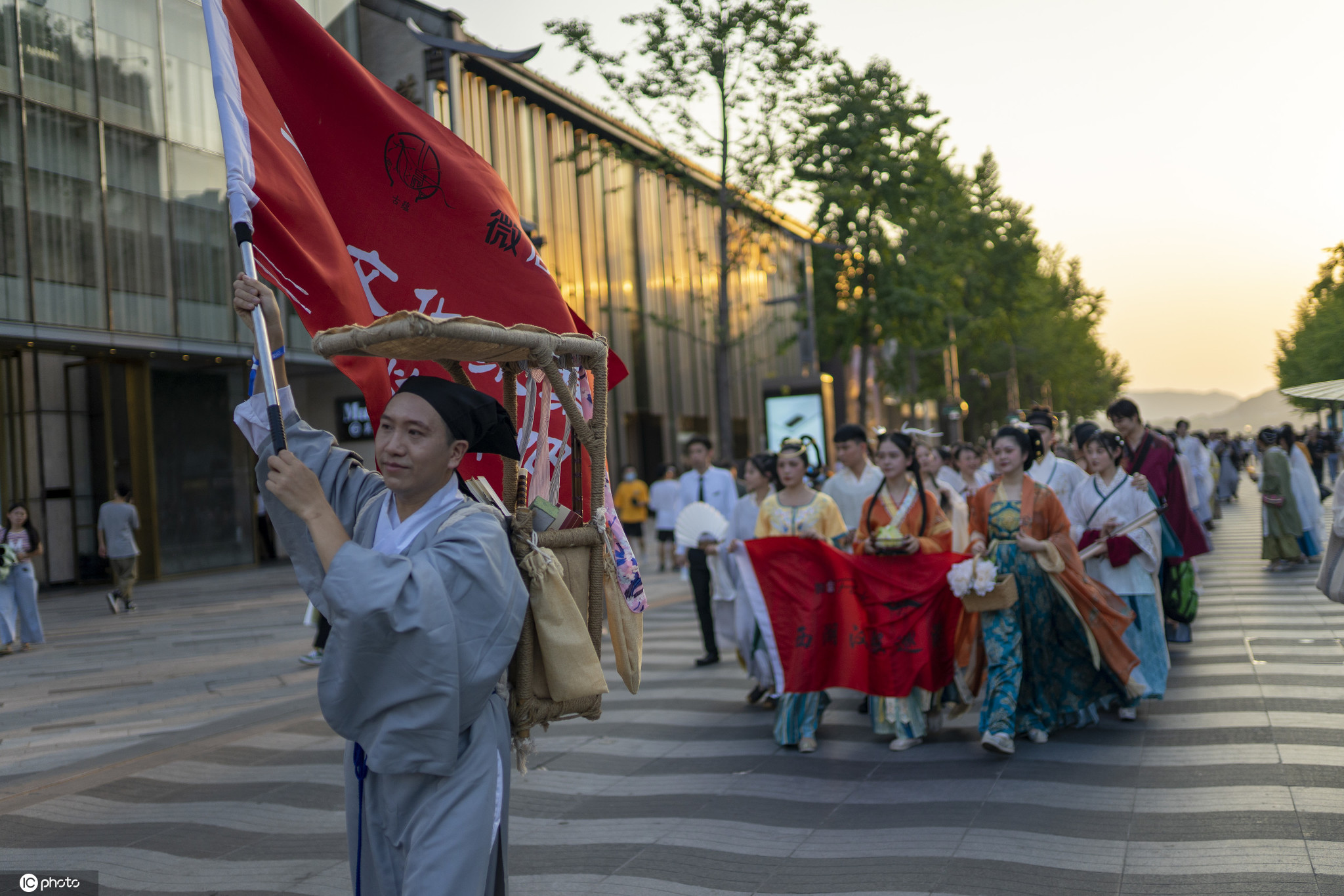 杭州湖滨广场汉服爱好者游西湖巡街迎七夕