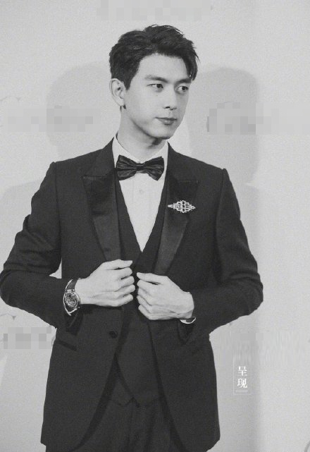 李现西装造型生图曝光 沉稳优雅走路带风