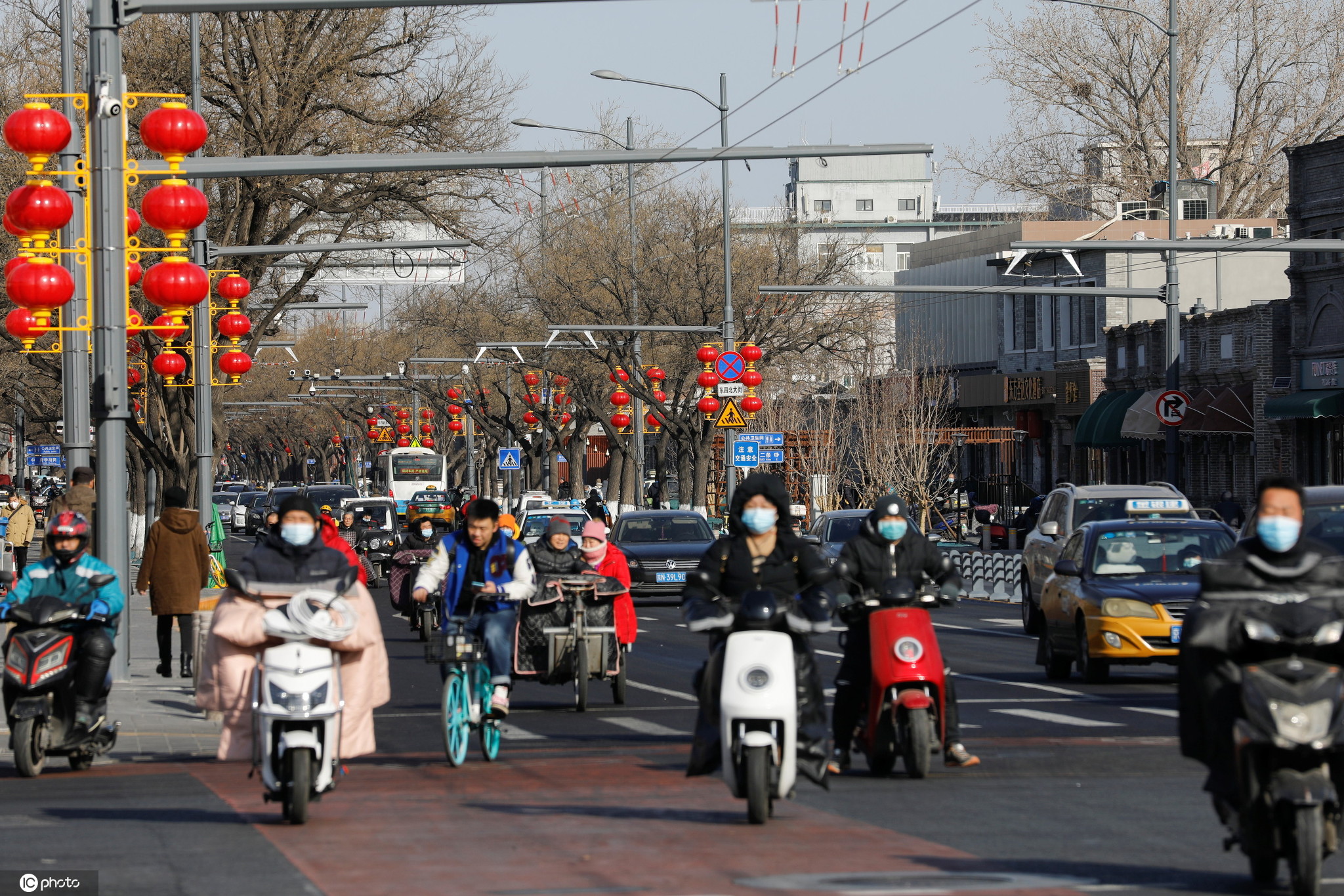 北京街头年味浓 灯笼高挂迎新春