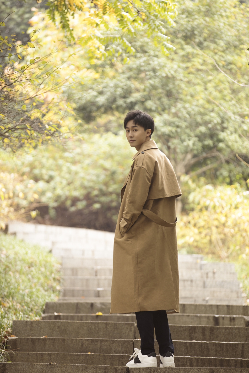 演员付嘉秋日写真曝光风衣造型温暖治愈