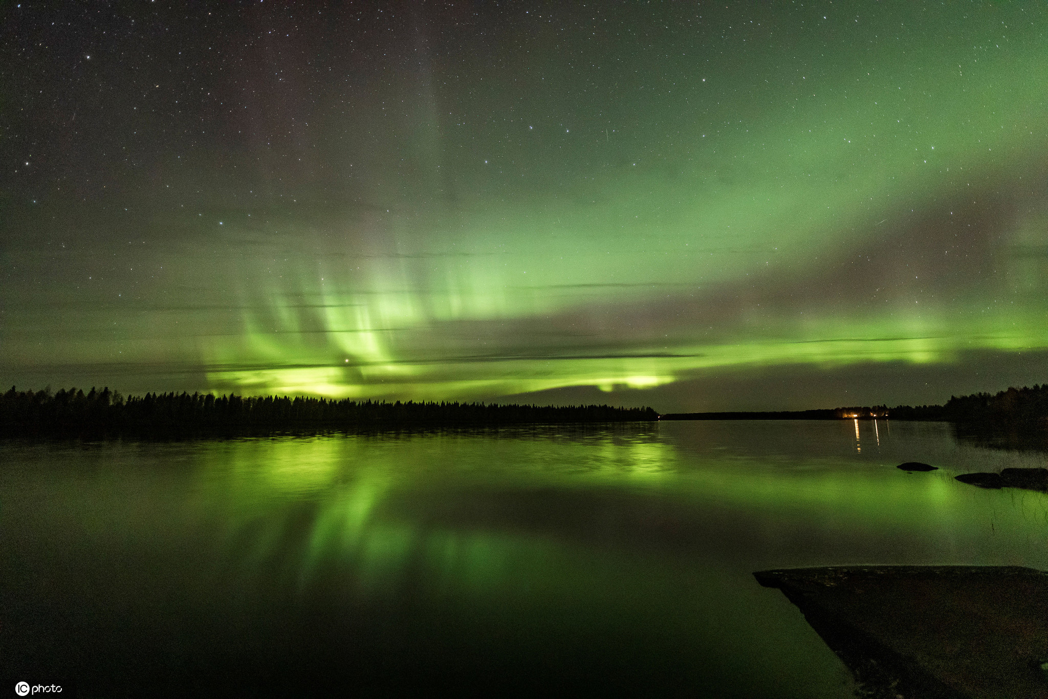 芬兰罗瓦涅米现绚丽极光 简直美到让人窒息!