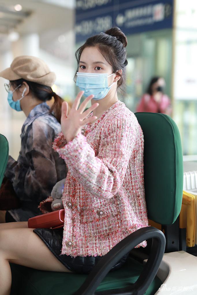 刘些宁穿粗呢外套搭热裤秀美腿 比耶挥手清甜软萌