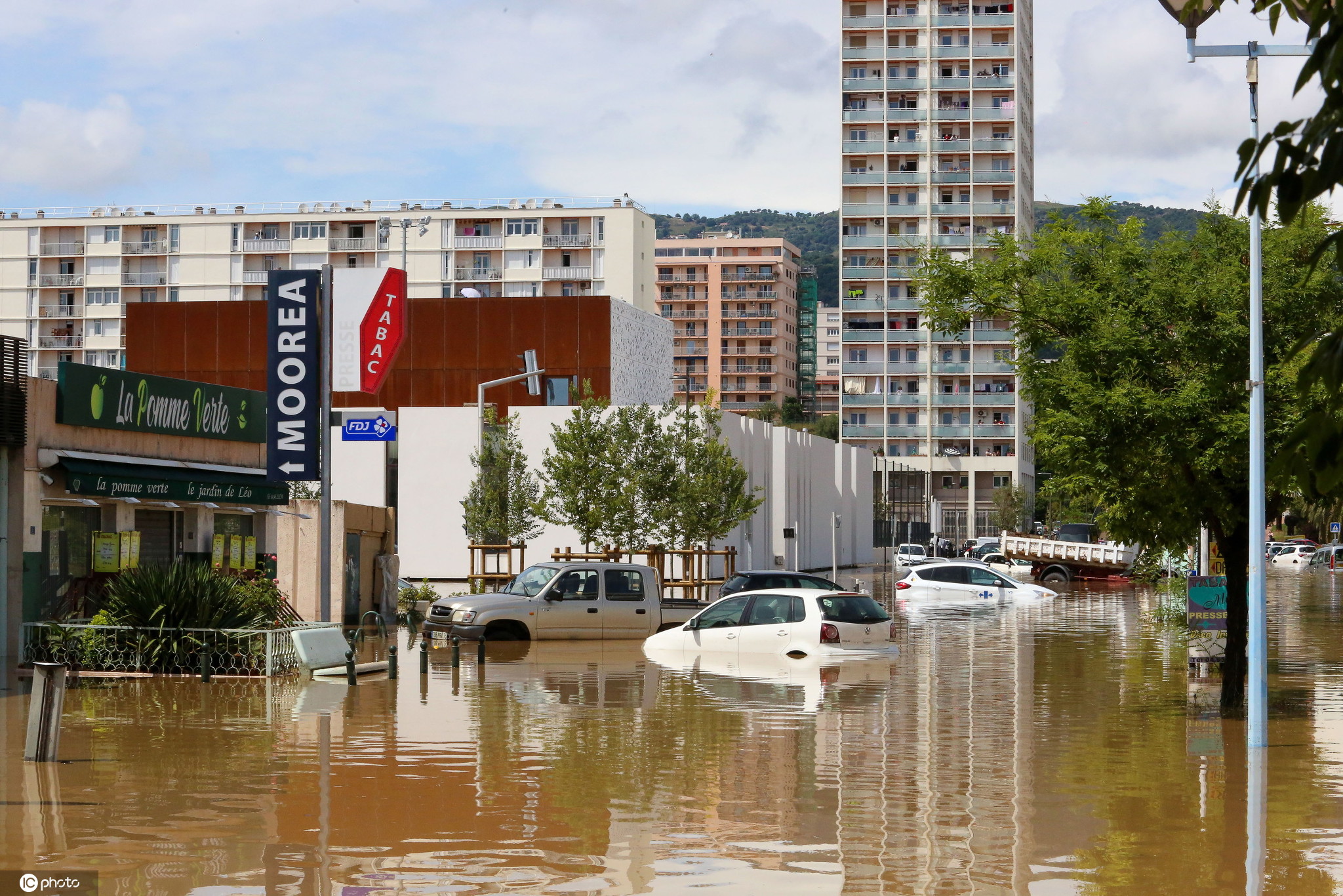 法国科西嘉岛暴雨引发洪灾02街道遭水淹车辆泡澡