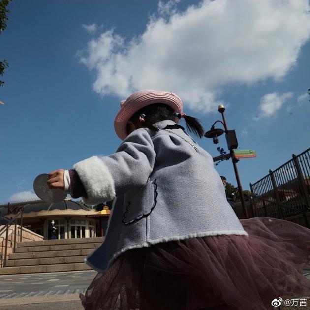 万茜为女儿庆生问"可以放养吗" 萌娃背影出镜超可爱