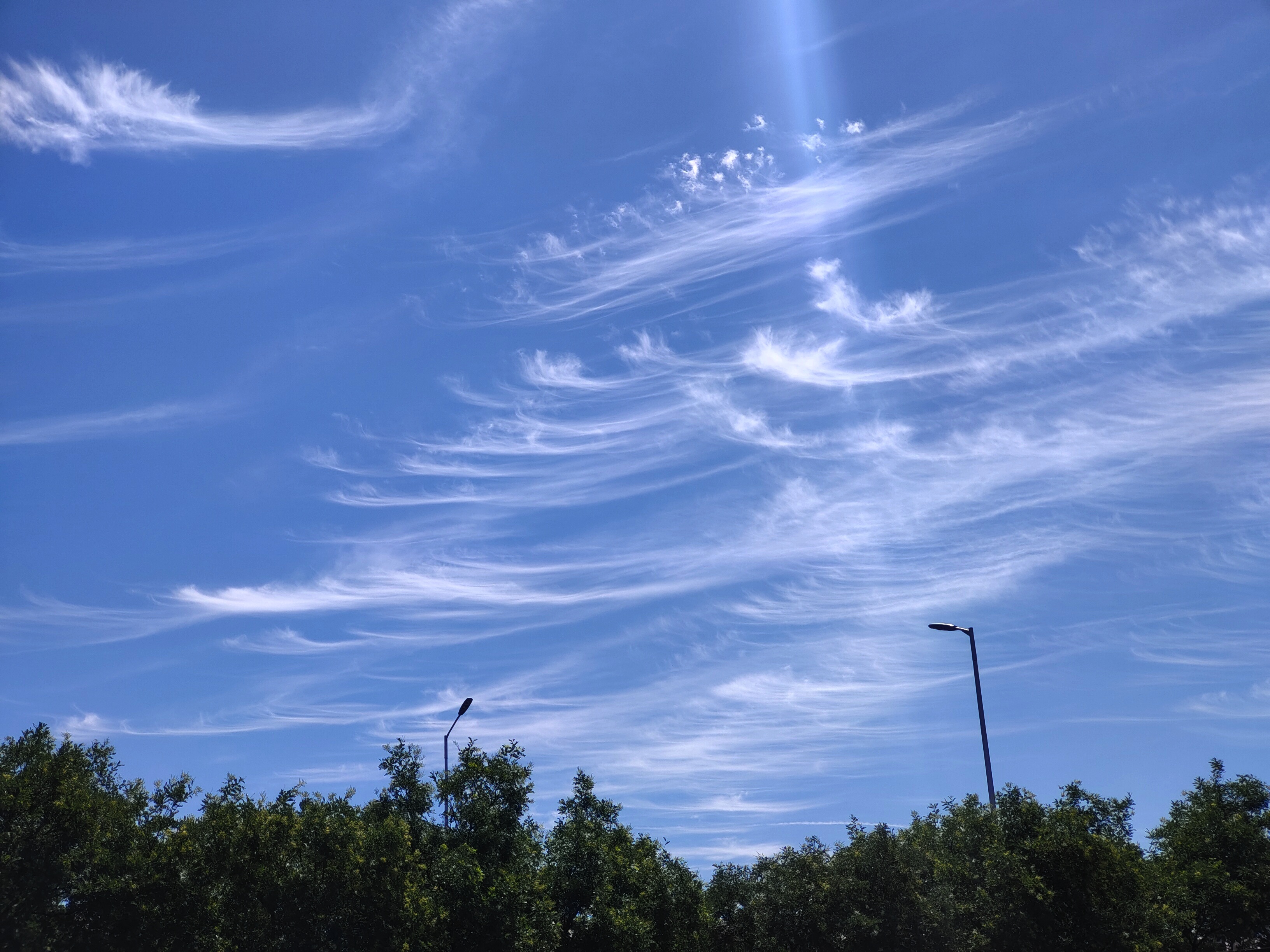 北京迎高溫天氣 京城天空現絢麗雲彩