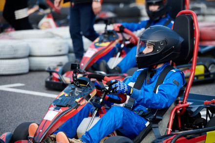 王源一身蓝色look开卡丁车 侧颜干净帅气元气满满