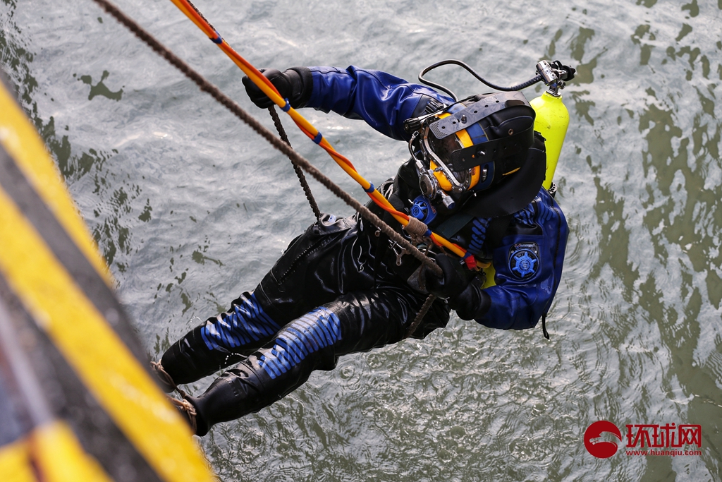 救援潜水员正在进行训练.摄影/崔萌 41/42 隐藏描述