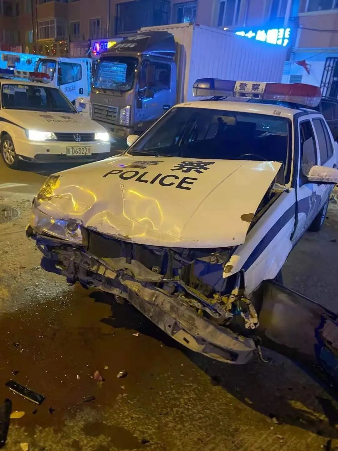 哈尔滨一男子无证驾驶还闯卡撞坏警车,造成现场4车受损