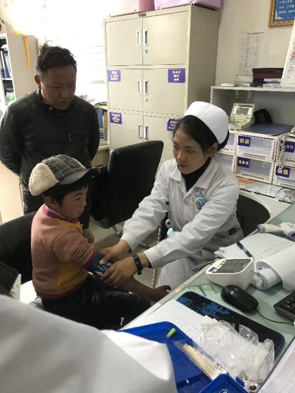 (拉萨人民医院为一例筛查发现的贫困患儿完成了的泌尿外科手术)