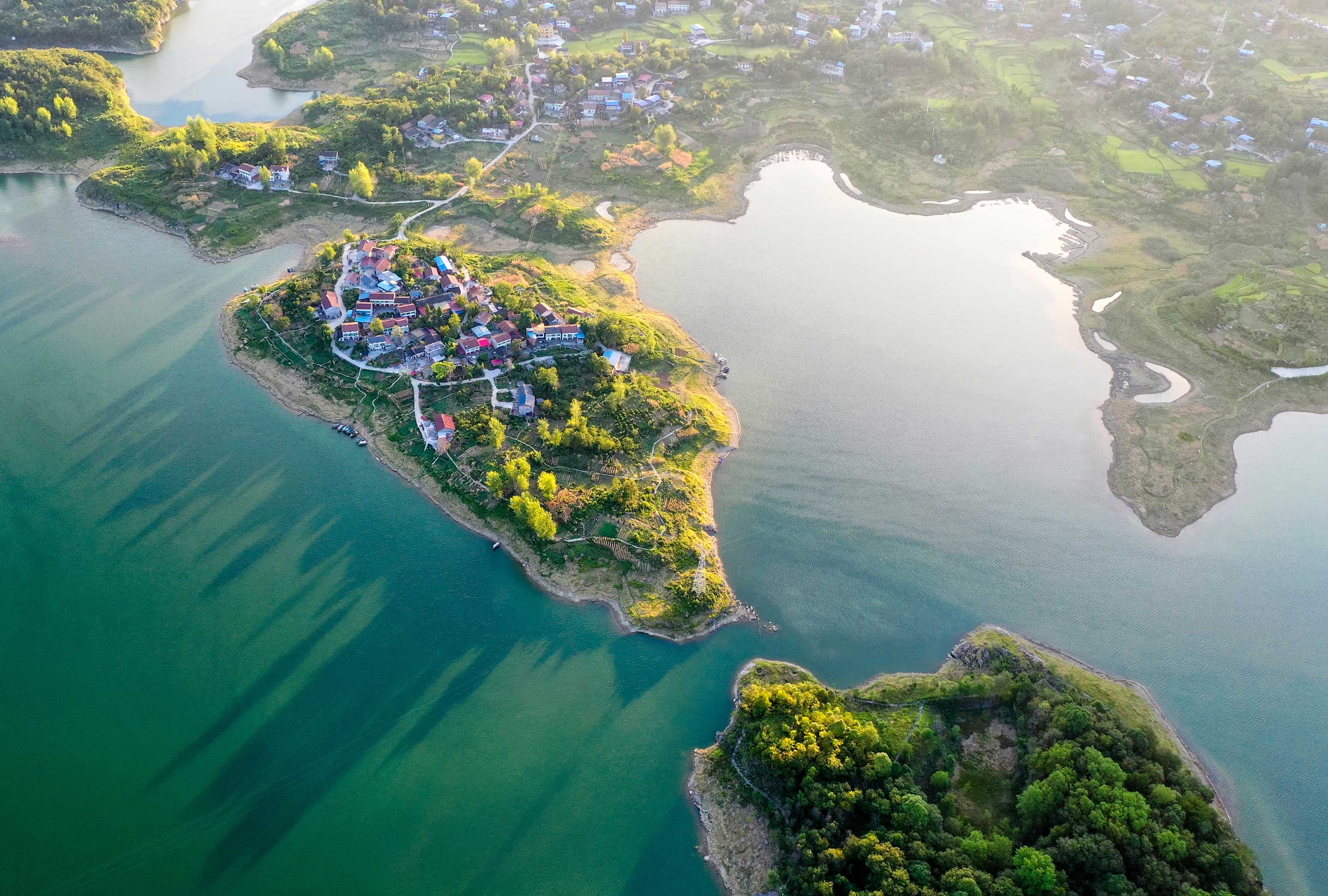 初秋时节 四川华蓥天池湖水清岸绿天池美