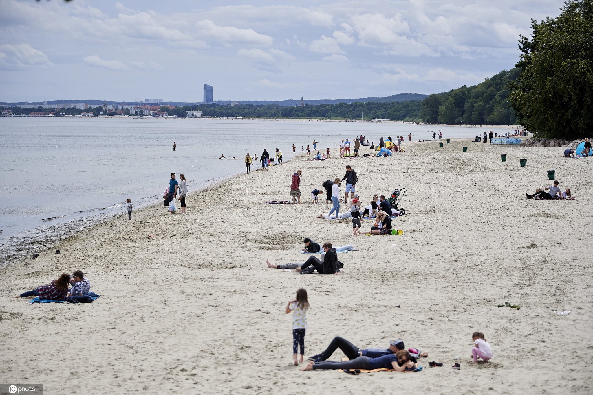 波兰格丁尼亚暑热来袭 民众享受清凉沙滩