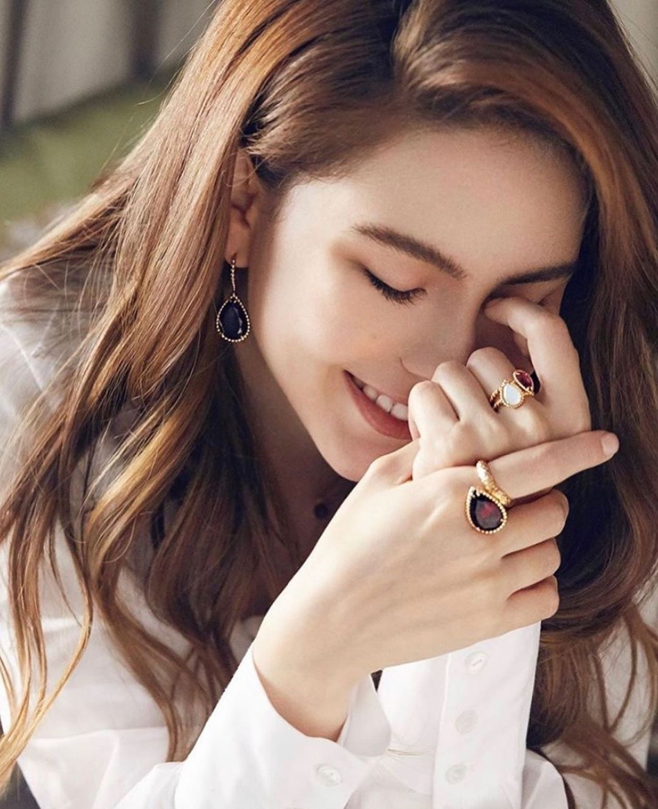 昆凌穿蓝色纱裙露性感锁骨 笑容灿烂不失明媚甜美