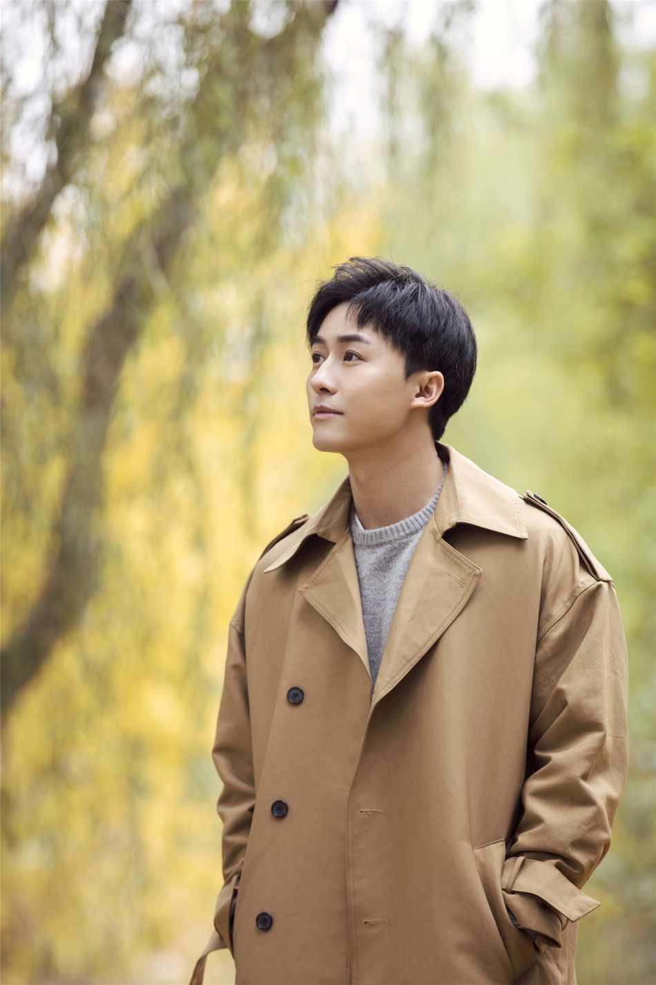演员付嘉秋日写真曝光风衣造型温暖治愈