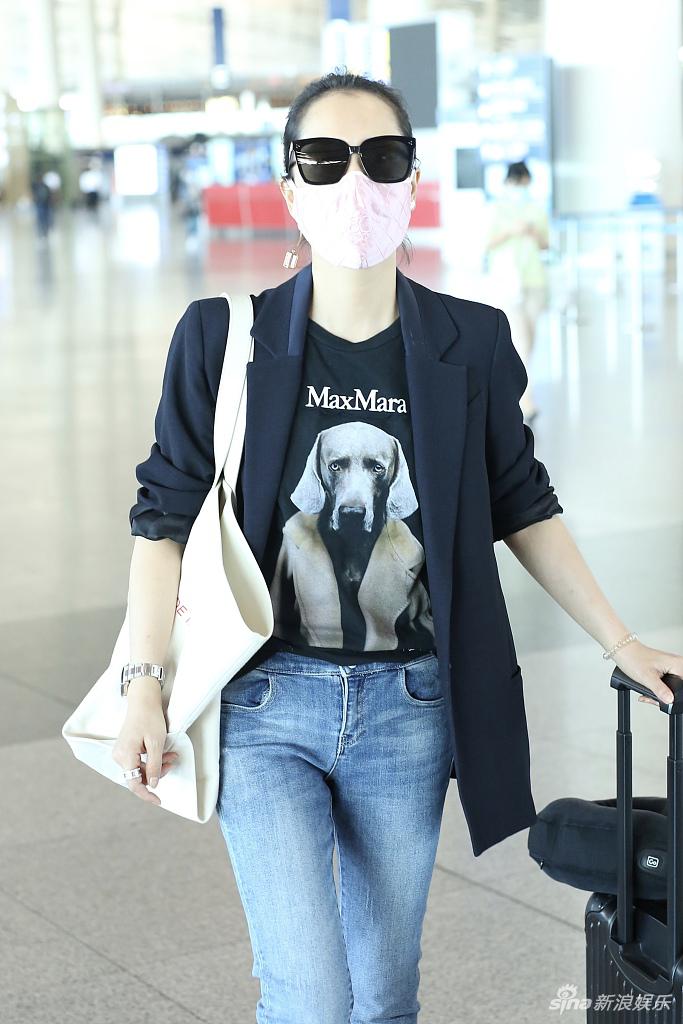 海清穿牛仔裤秀笔直美腿 黑超遮面又甜又酷