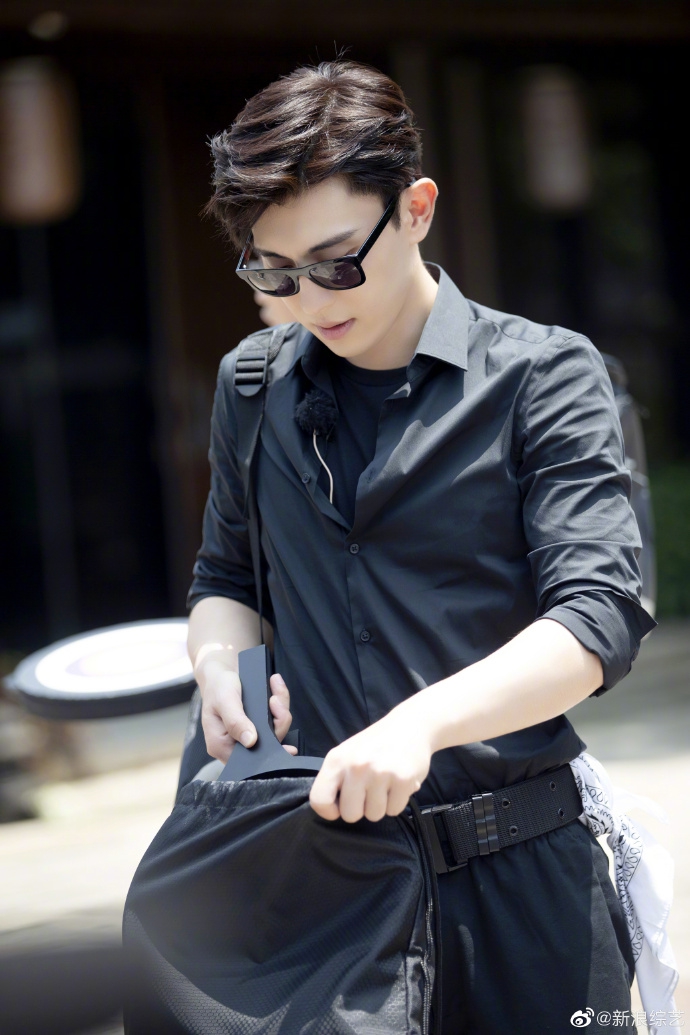 邓伦全黑look又酷又帅 特工造型秀出长腿霸气十足