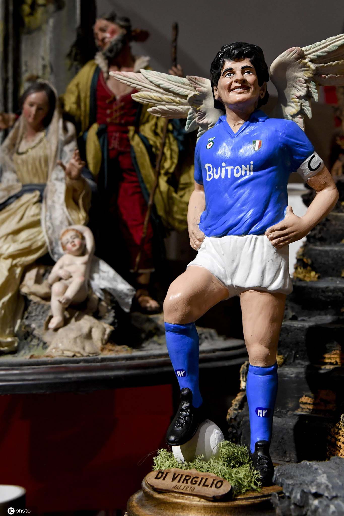 缅怀球王!国外艺术家创作马拉多纳雕像惟妙惟肖