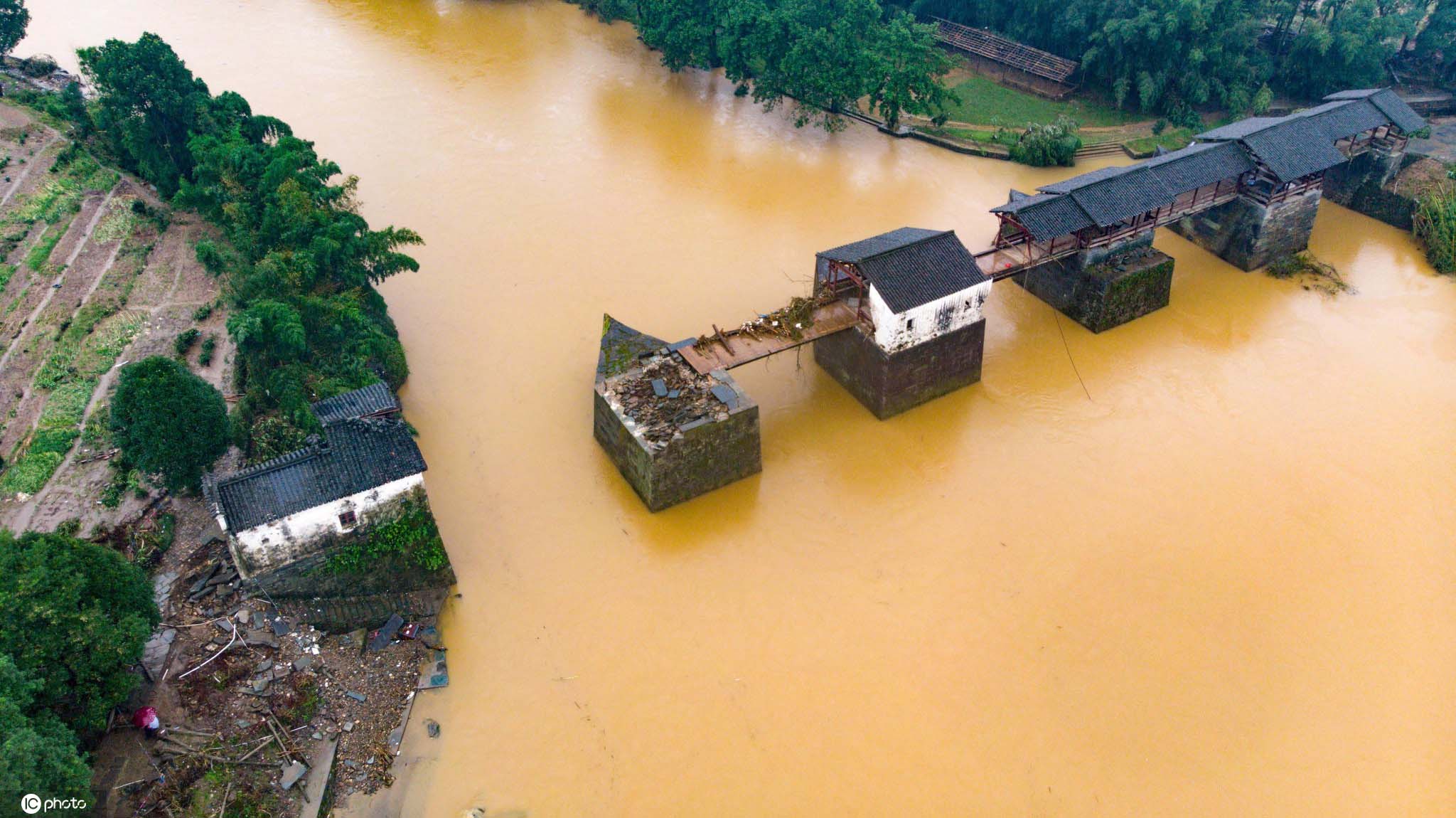 为什么雨后天上挂着彩虹_雨后天上挂着彩虹_雨后彩虹挂天边