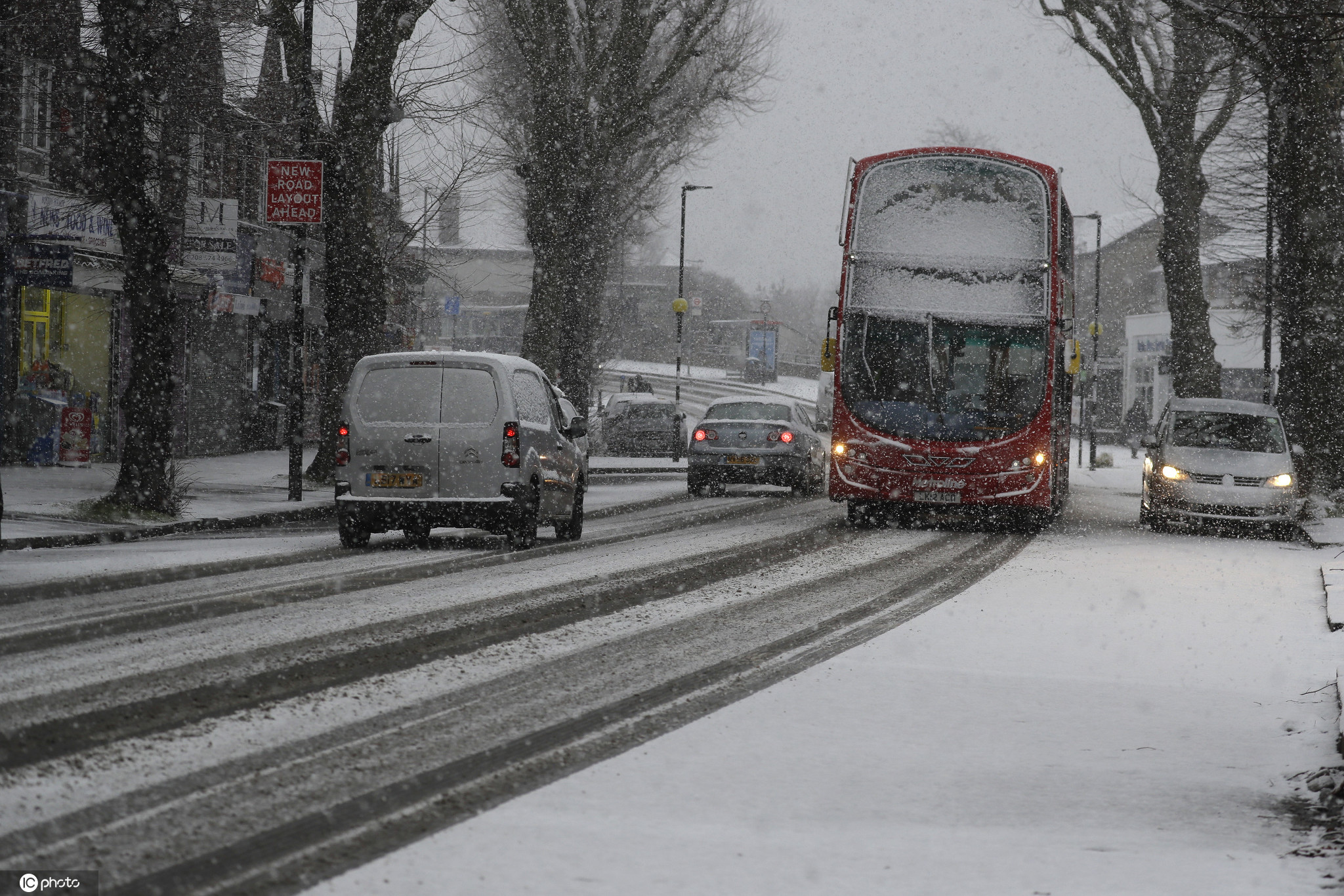 英国伦敦迎来降雪银装素裹白茫茫一片