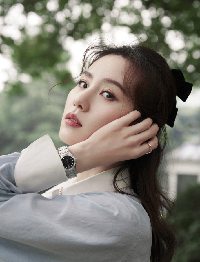 2020-10-26 06:50 近日,刘诗诗活动造型出炉,以喷泉为背景站在树下