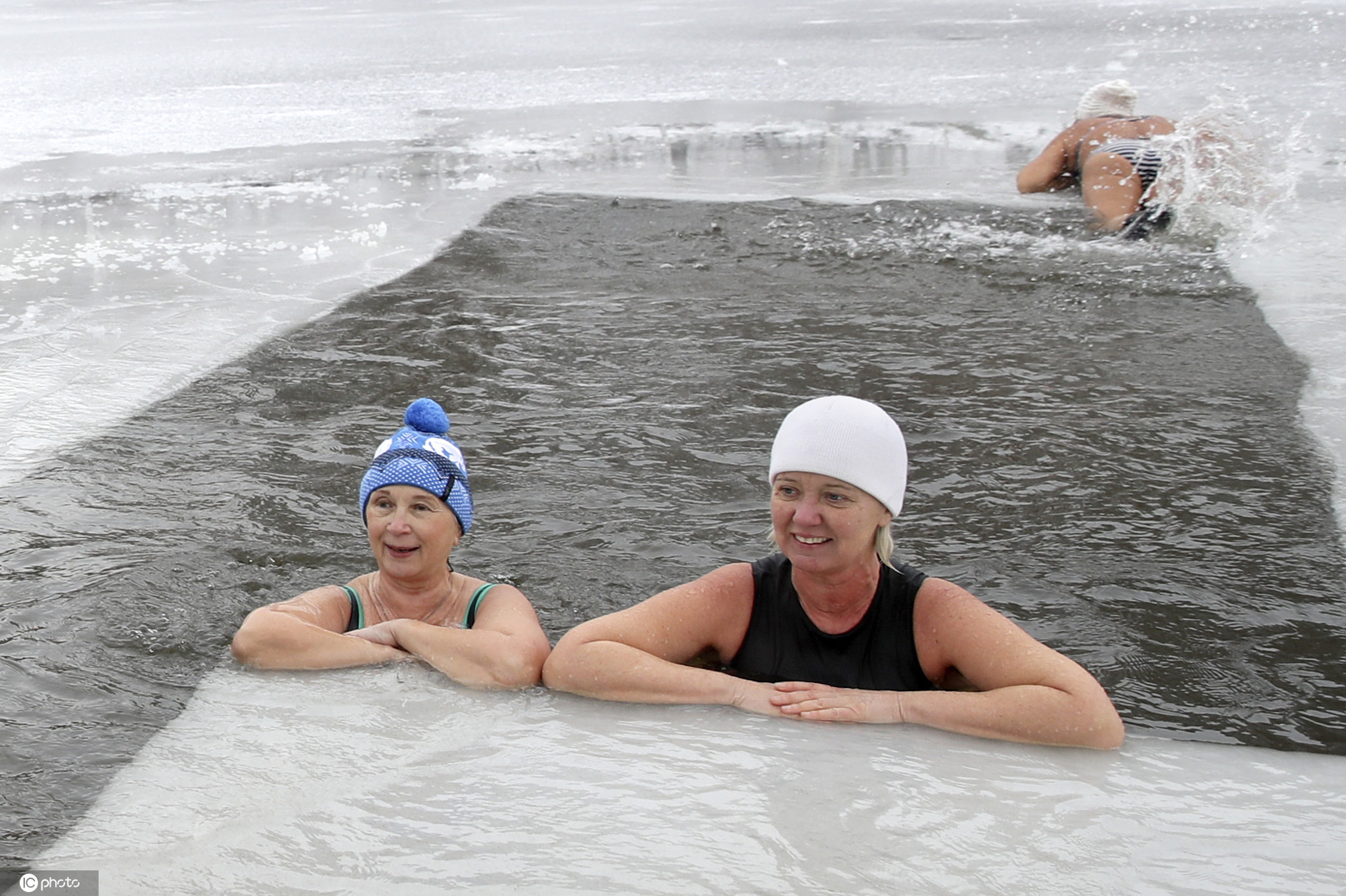 迎寒而上俄罗斯冬泳爱好者冰窟窿当温泉嗨翻天