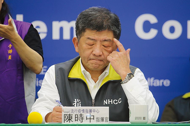 台灣地區流行疫情指揮中心聲稱為方便民眾理解,仍簡稱“武漢肺炎”,還建議媒體報導時採用這個稱呼。 台“衛福部長”陳時中還曾挑釁稱,“如果叫中國肺炎不是更糟糕嗎?”(圖源:台媒)