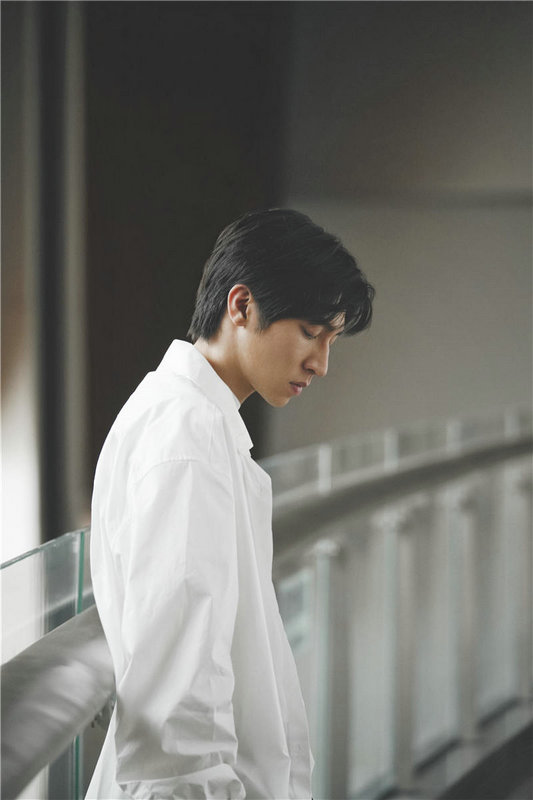 孙阳白衬衣写真释出优雅帅气别具风格