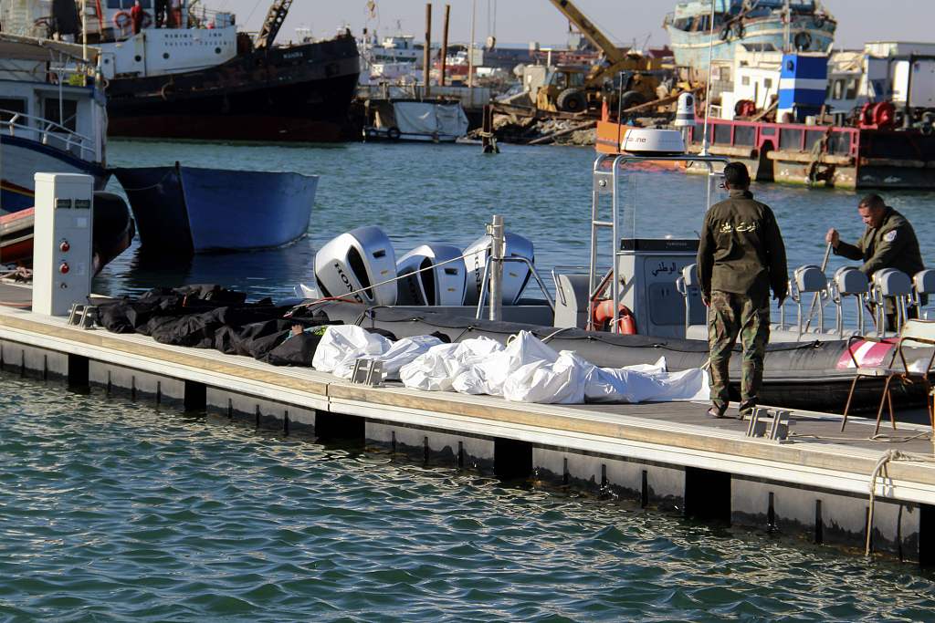 一艘偷渡船在突尼斯附近海域沉没造成至少13人遇难