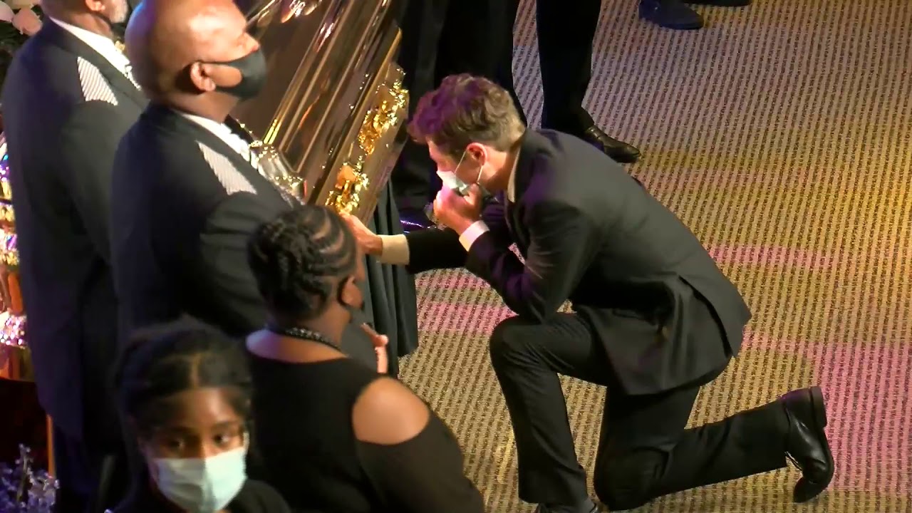 事发地市长跪在弗洛伊德灵柩前大哭（WLTX电视台截图）