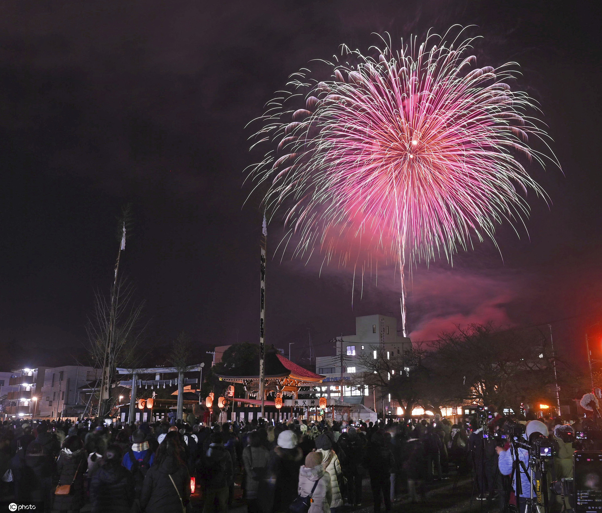 日本大阪举行盛大夜祭庆典 绚烂烟花扮靓冬季夜空