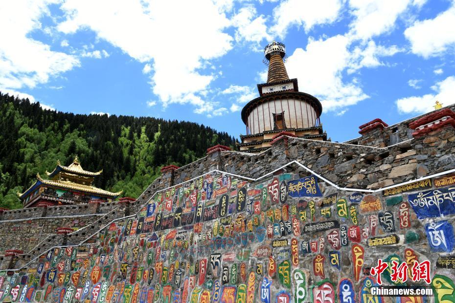 四川省阿坝州壤塘壤巴拉棒托石刻公园成立于2017年4月,位于壤塘县茸