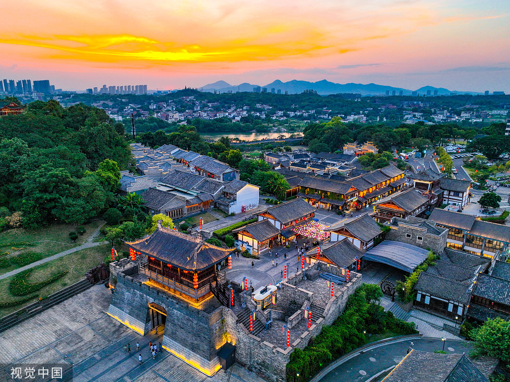 江西赣州:江南宋城历史文化街区灯光璀璨 夜景迷人