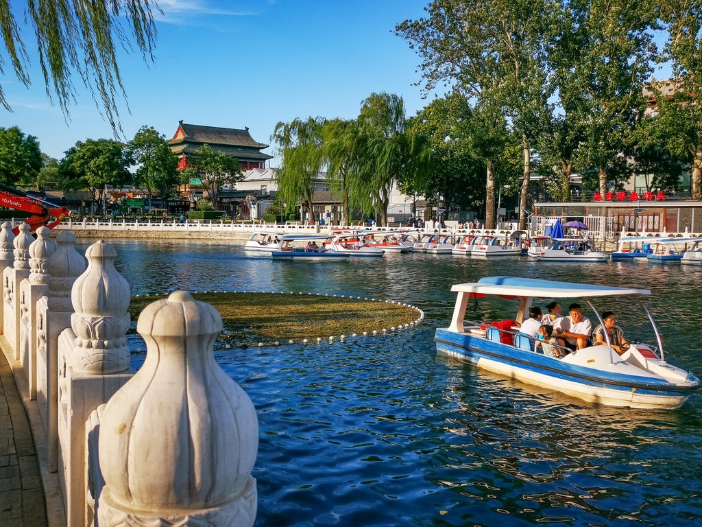 夏天北京什刹海荷花盛开 游船与皮划艇泛舟湖面