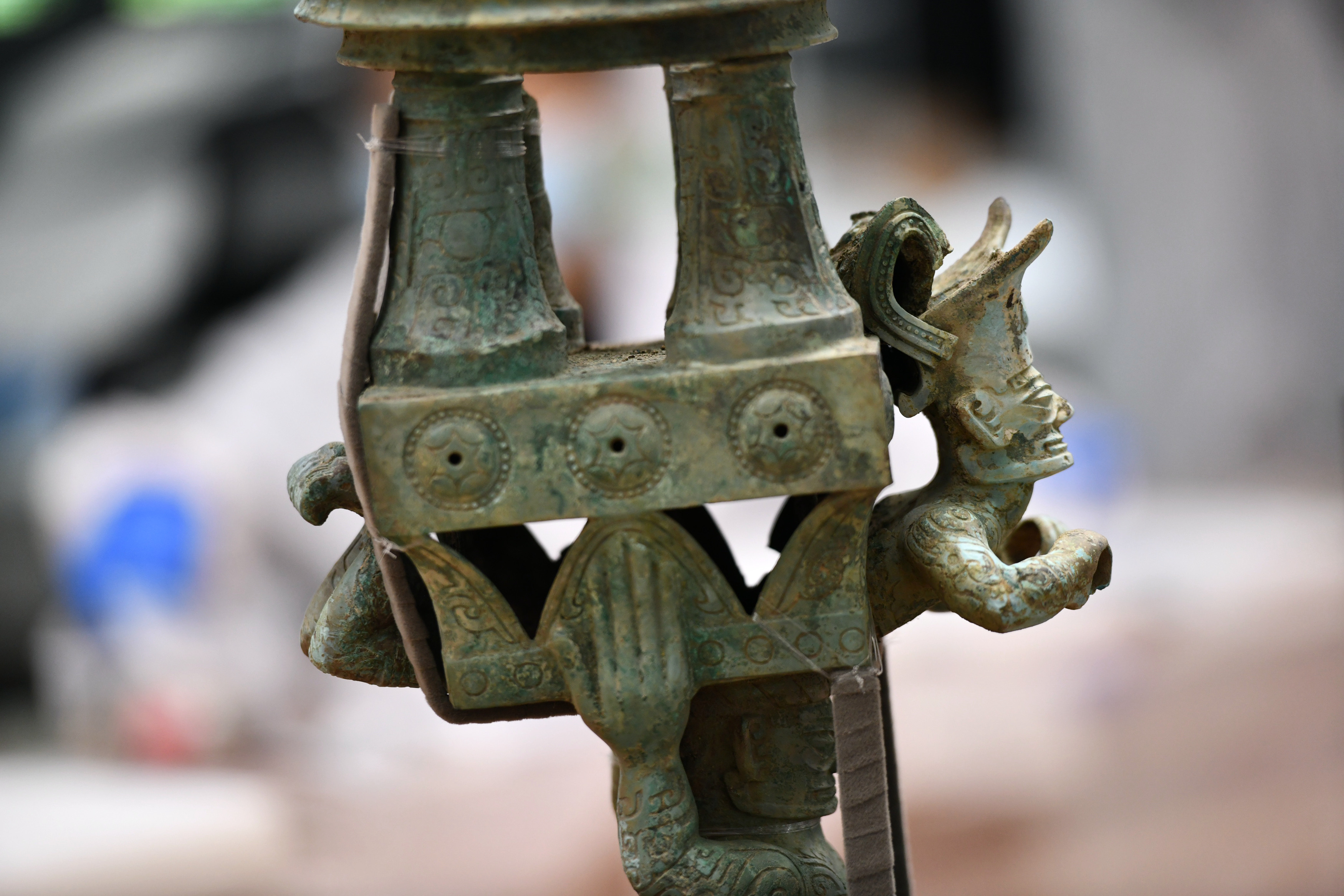 3合1 三星堆8号祭祀坑出土两件青铜器或可与3号坑出土物合体