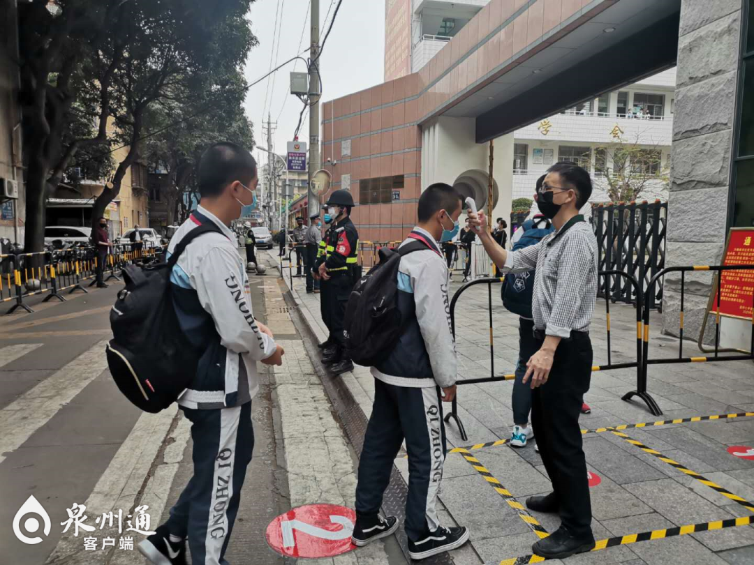 今日早晨記者在泉州五中桂壇南區和泉州七中金山校區外看到,學校為